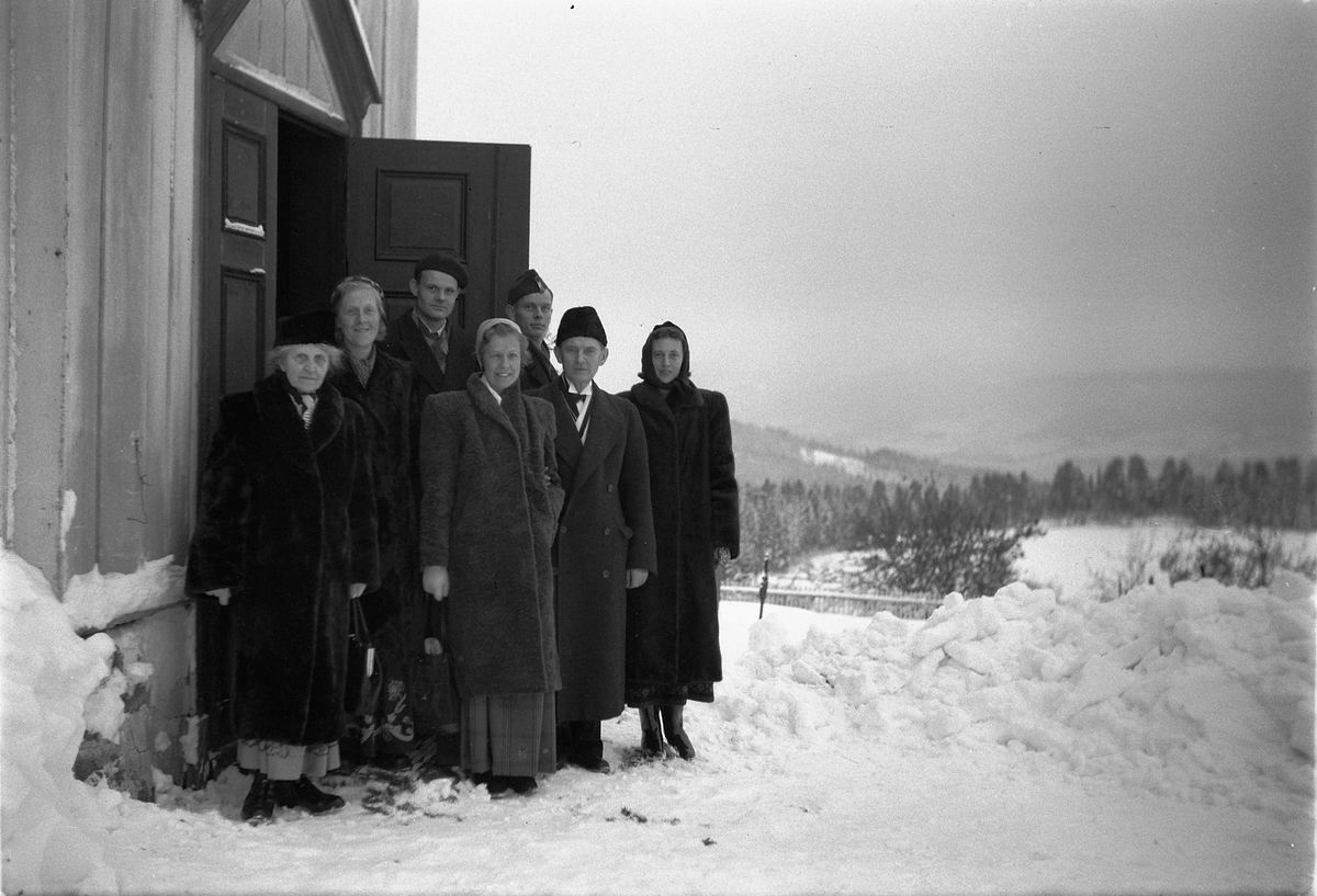 Håkon Prestkværn, Ukjent gruppe kvinner og menn ved inngangsdøra til et hus.