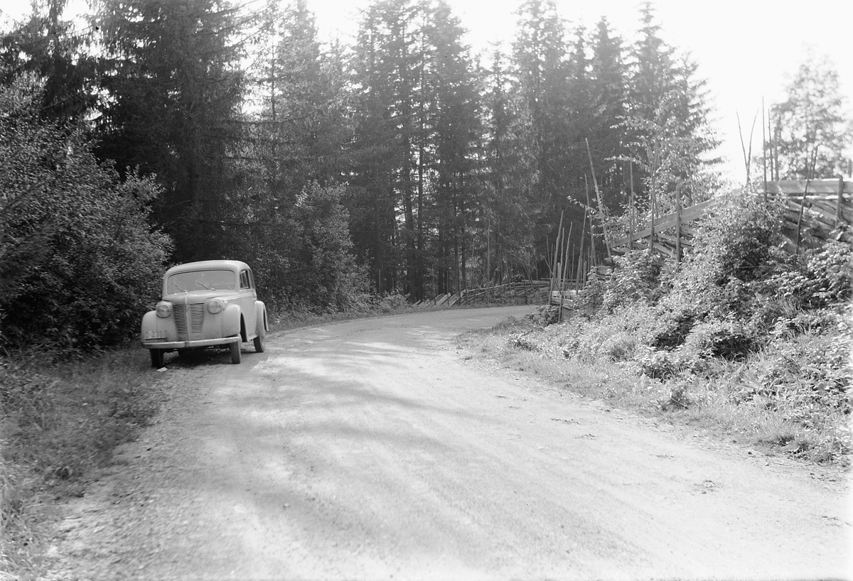 Håkon Prestkværn, PERSONBIL D-2789, LANGS BYGDEVEG Opel Olympia eller Kadett.
