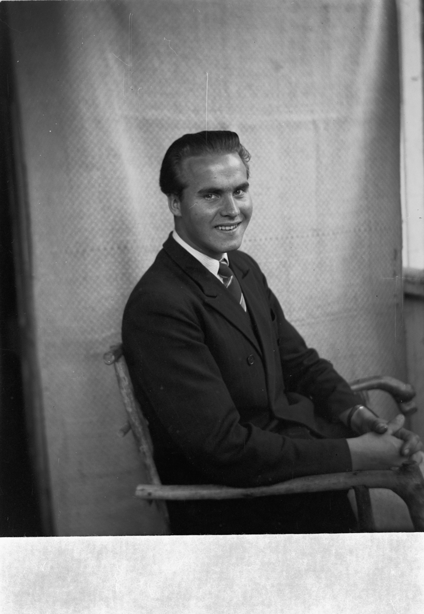 Håkon Prestkværn, Ukjent mann i en stol.