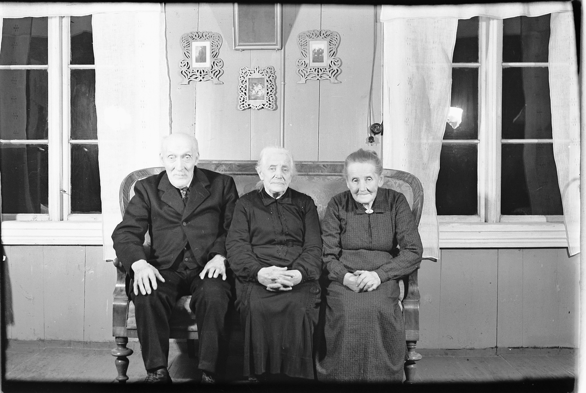 Håkon Prestkværn, En eldre mann og to eldre kvinner i en sofa.