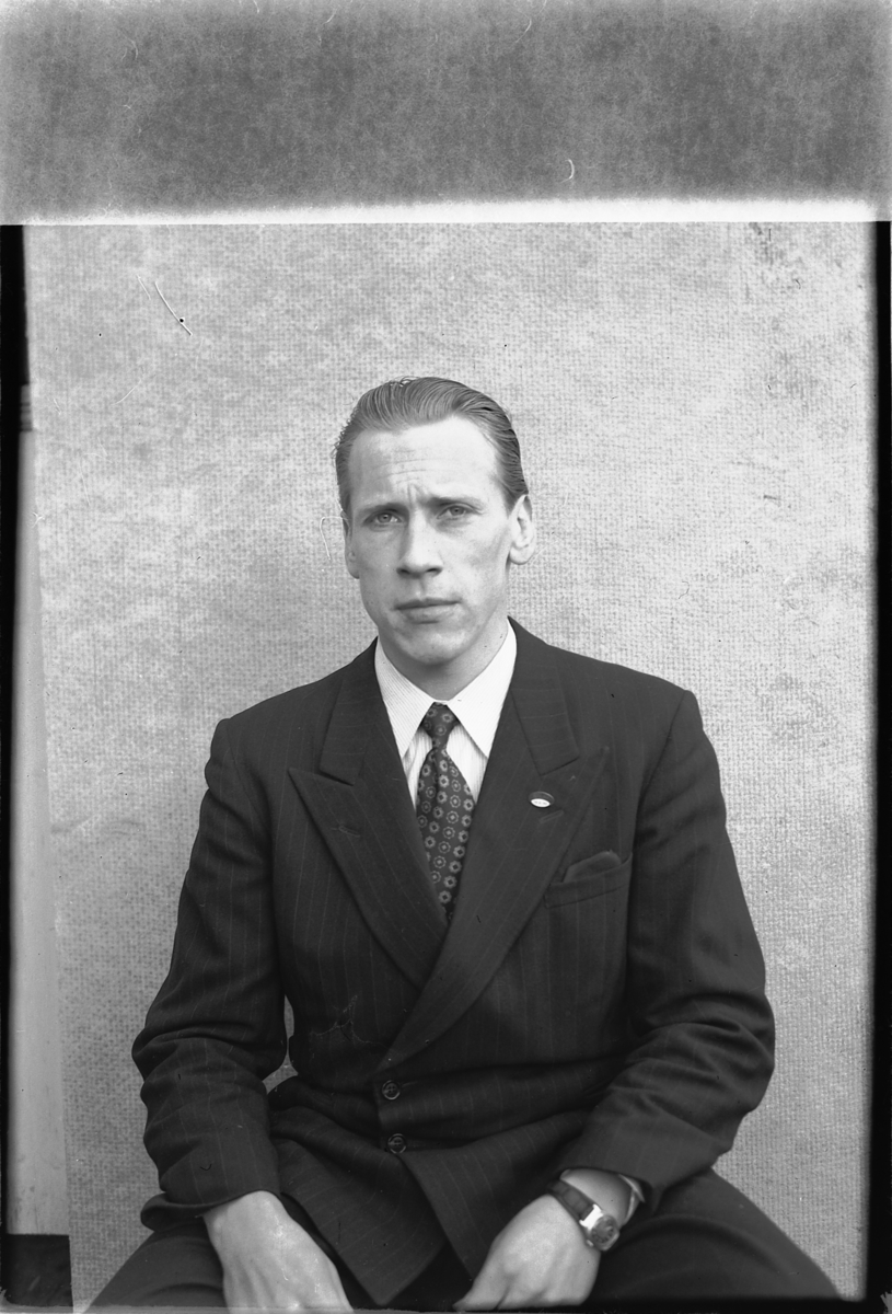 Håkon Prestkværn, Ukjent mann i dress.
