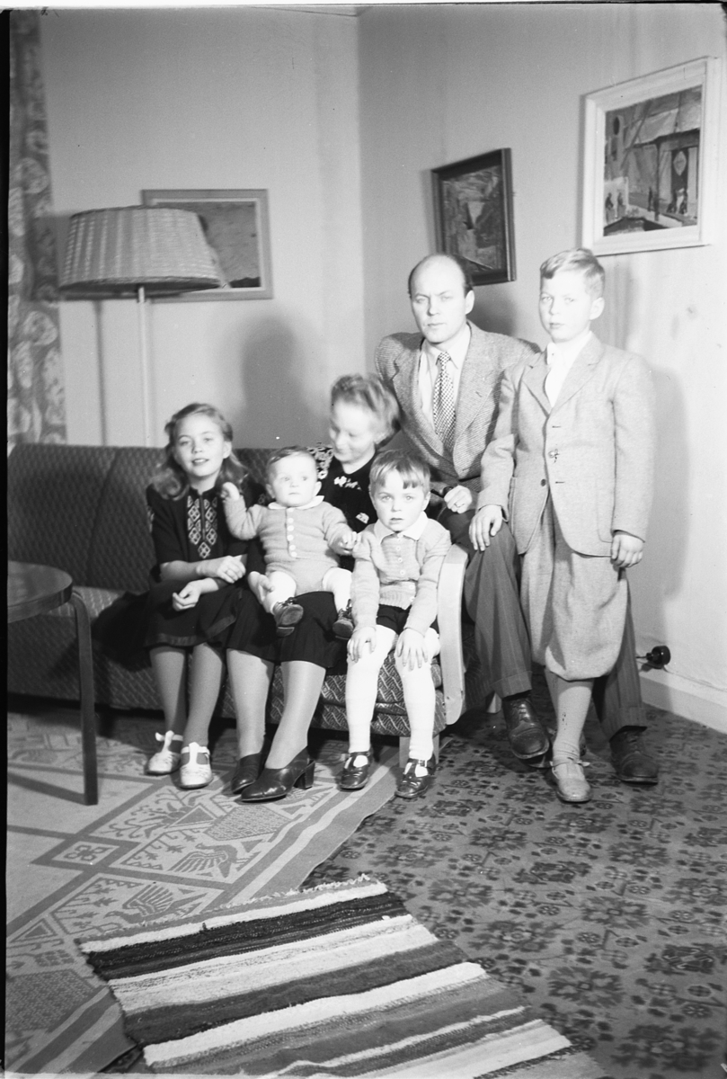Håkon Prestkværn, Interiør, stue. Ukjent familiegruppe.