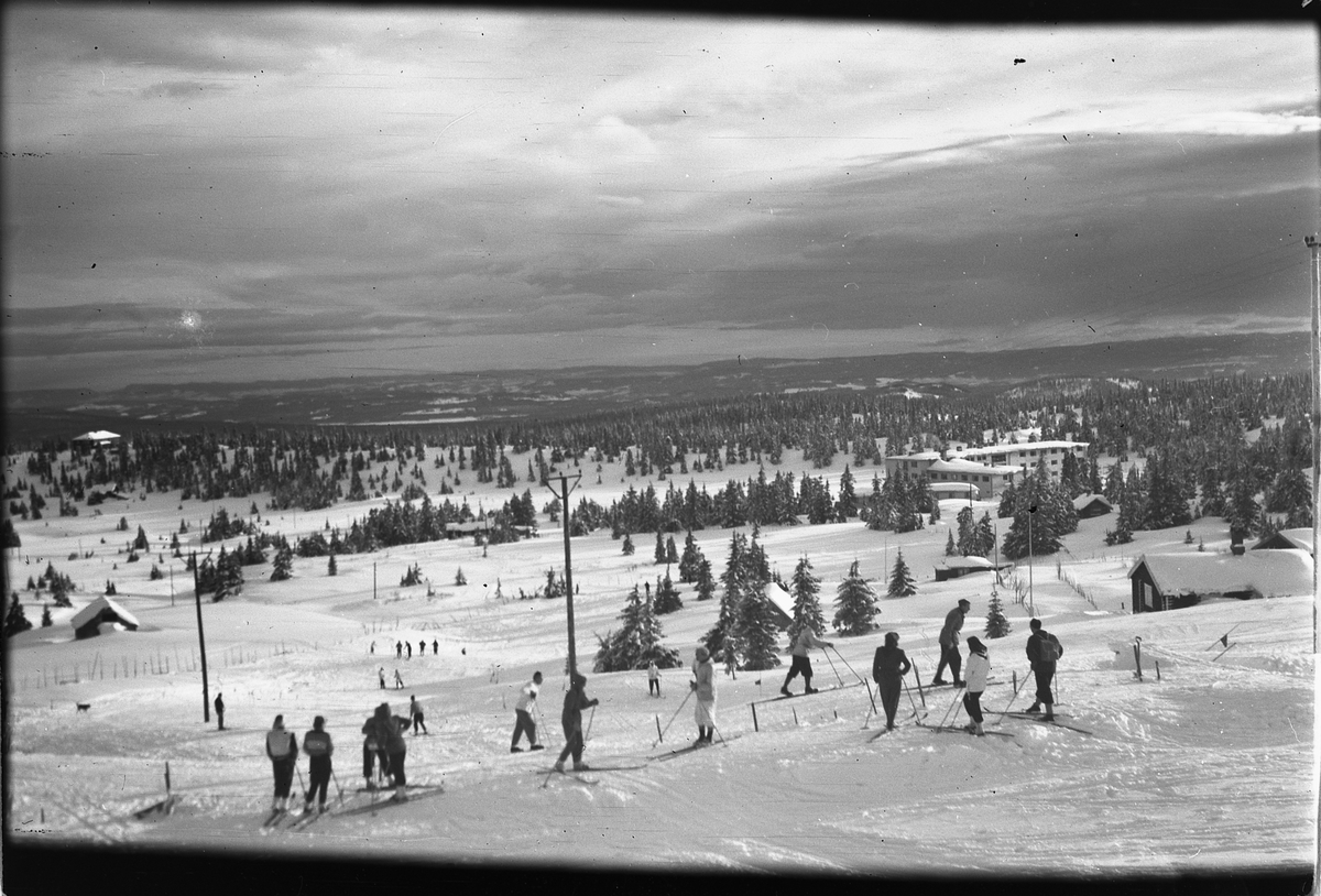 Håkon Prestkværn, Vinterlandskap. Skigåere ved et hyttefelt. Sjusjøen.