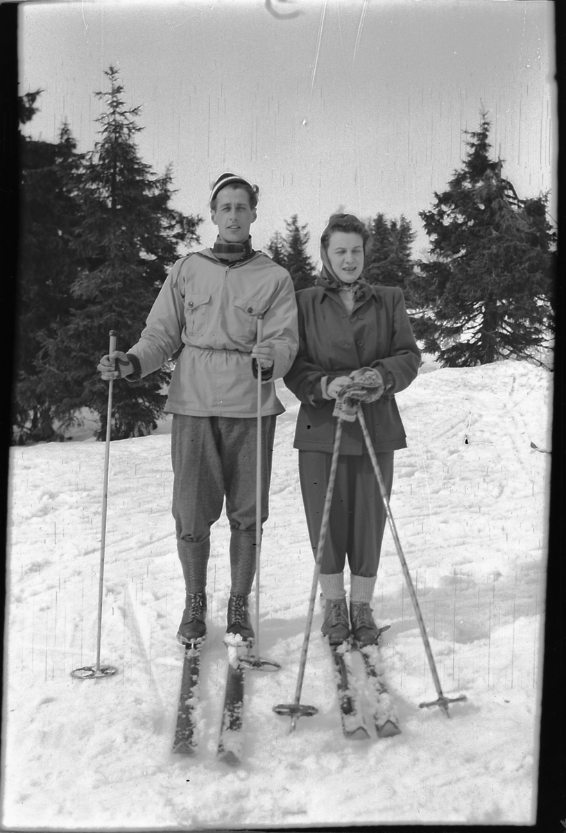 Håkon Prestkværn, Ukjent mann og kvinne på ski.