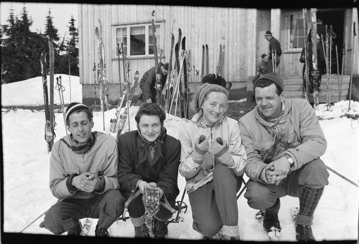 Håkon Prestkværn, SKIANTREKK, FRITID. Ukjente på ski utenfor Hygga på Ljøsheim.