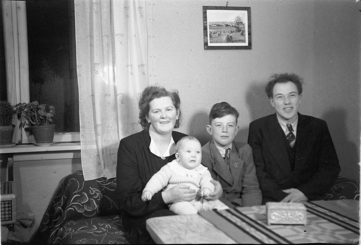Håkon Prestkværn, TORBJØRG, FØDT LØKKESVEEN, OG JOHS ELVSVEEN MED BARNA KJELL OG HANS.