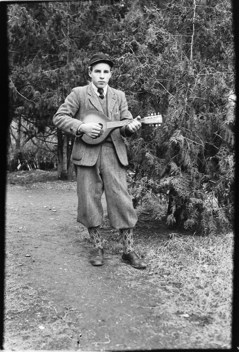 Håkon Prestkværn, Gutt med mandolin(?)