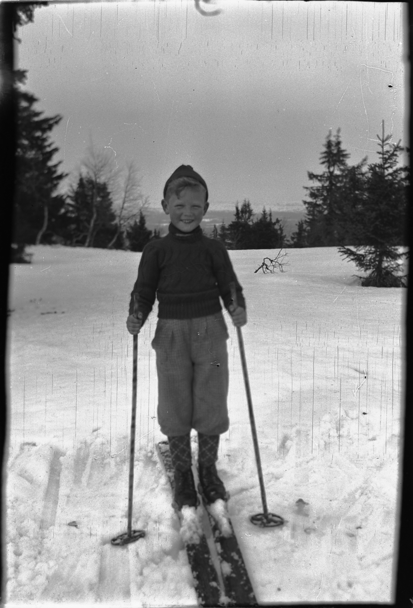 Håkon Prestkværn, Gutt med lue på ski i skogen.