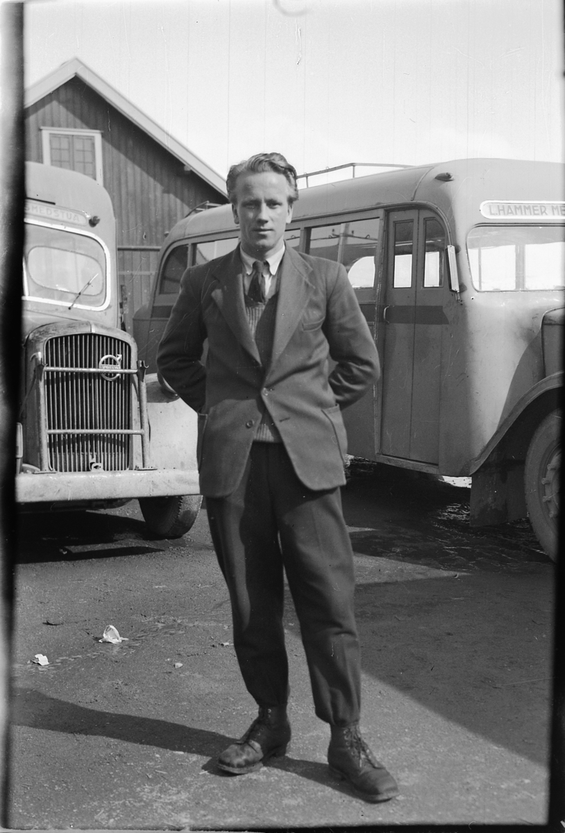Håkon Prestkværn, Mann i dress foran et par busser.