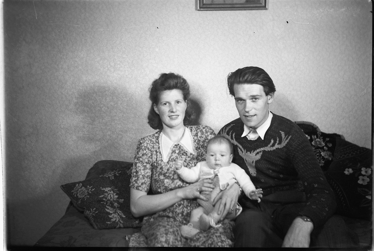 Håkon Prestkværn, Interiør, stue. Familie med baby.