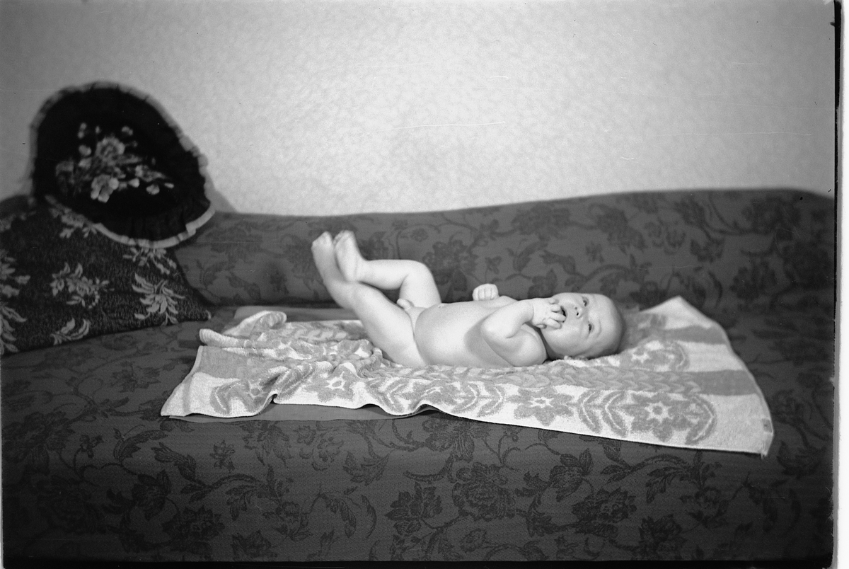 Håkon Prestkværn, Baby i en sofa.