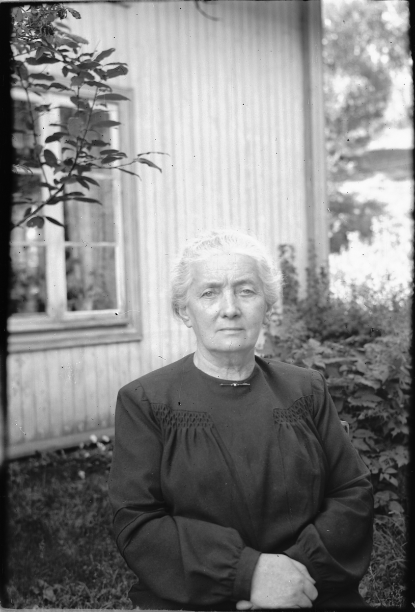 Håkon Prestkværn, Ukjent eldre kvinne i hagen.