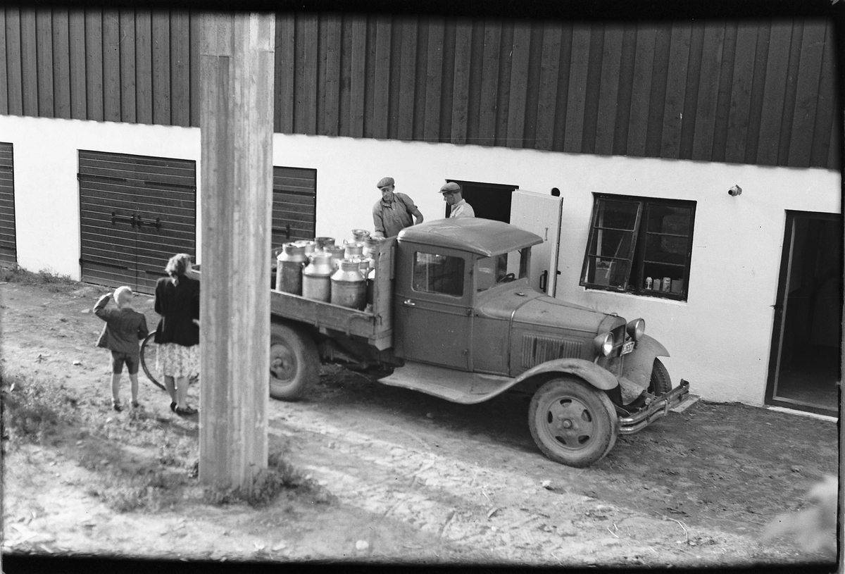 Håkon Prestkværn, LASTEBIL MED MELKEKJELER, melkespann, FORD AA 1928-31, KJØRER MJØLK.