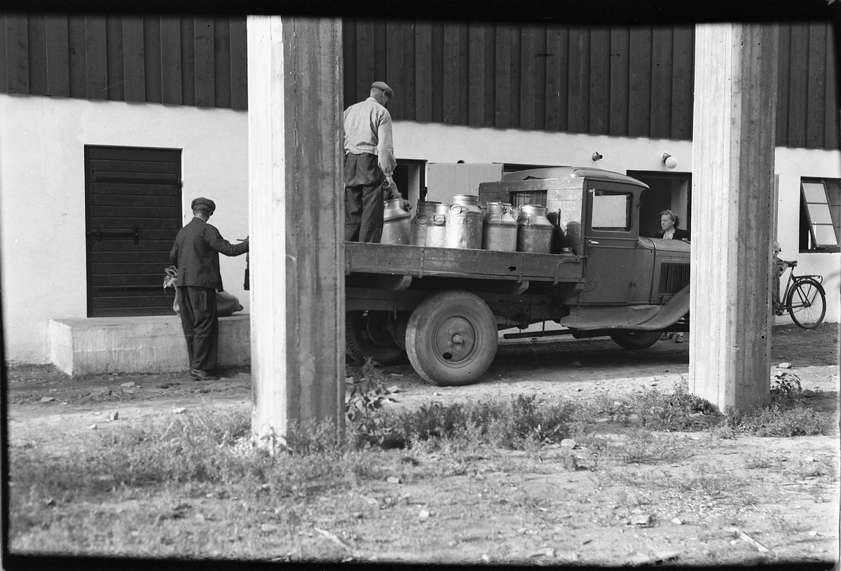 Håkon Prestkværn, LASTEBIL MED MELKEKJELER, melkespann, FORD AA 1928-31, KJØRER MJØLK.