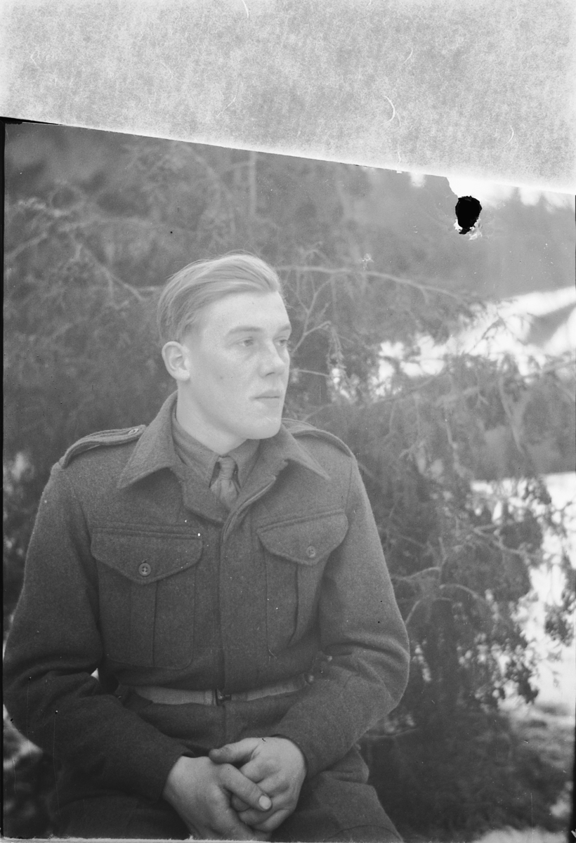 Håkon Prestkværn, Ukjent norsk soldat i uniform.