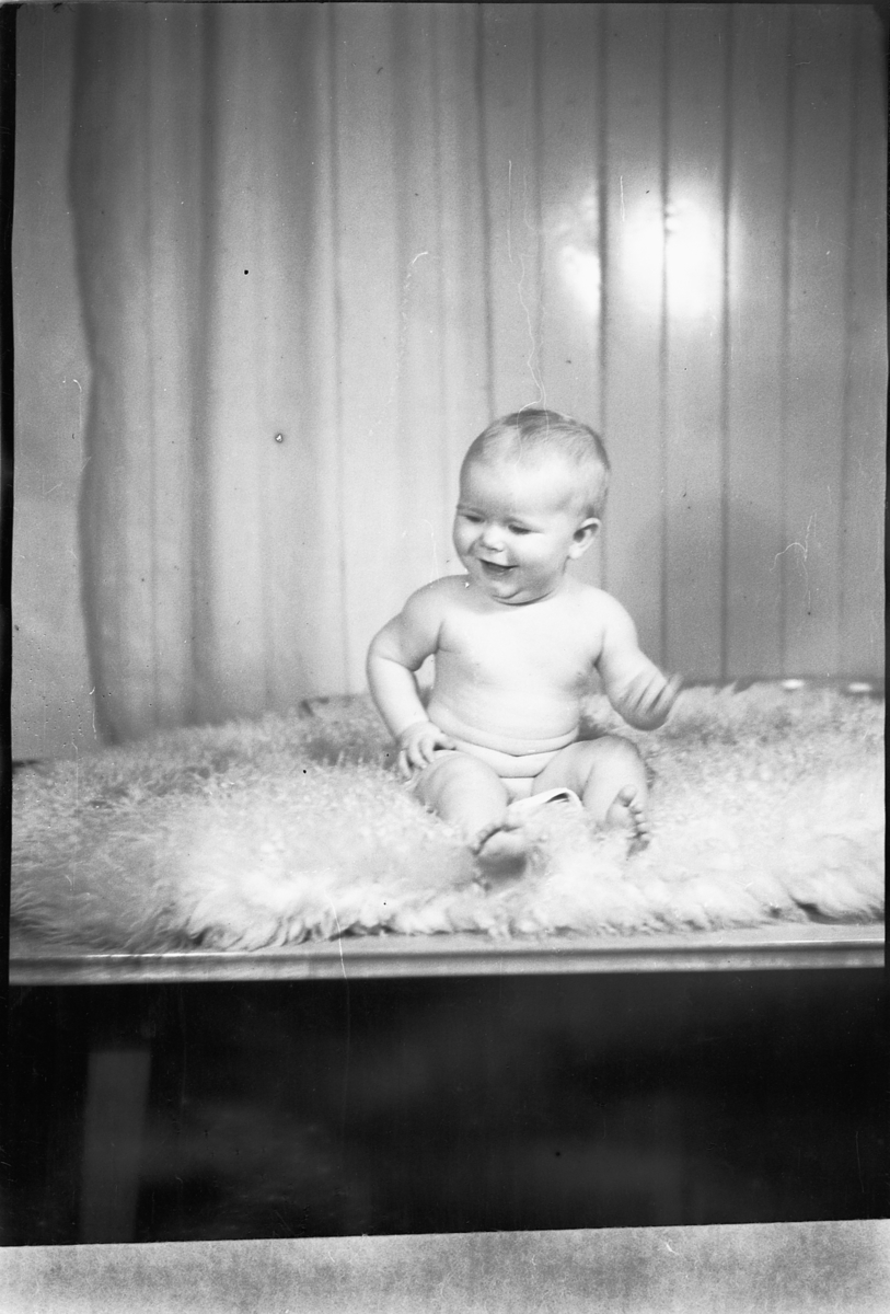 Håkon Prestkværn, Baby på teppe.