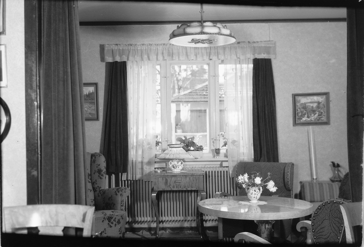Håkon Prestkværn, Interiør, stue. Fotokonvolutt mrk. "Grensen jan. 1949"
