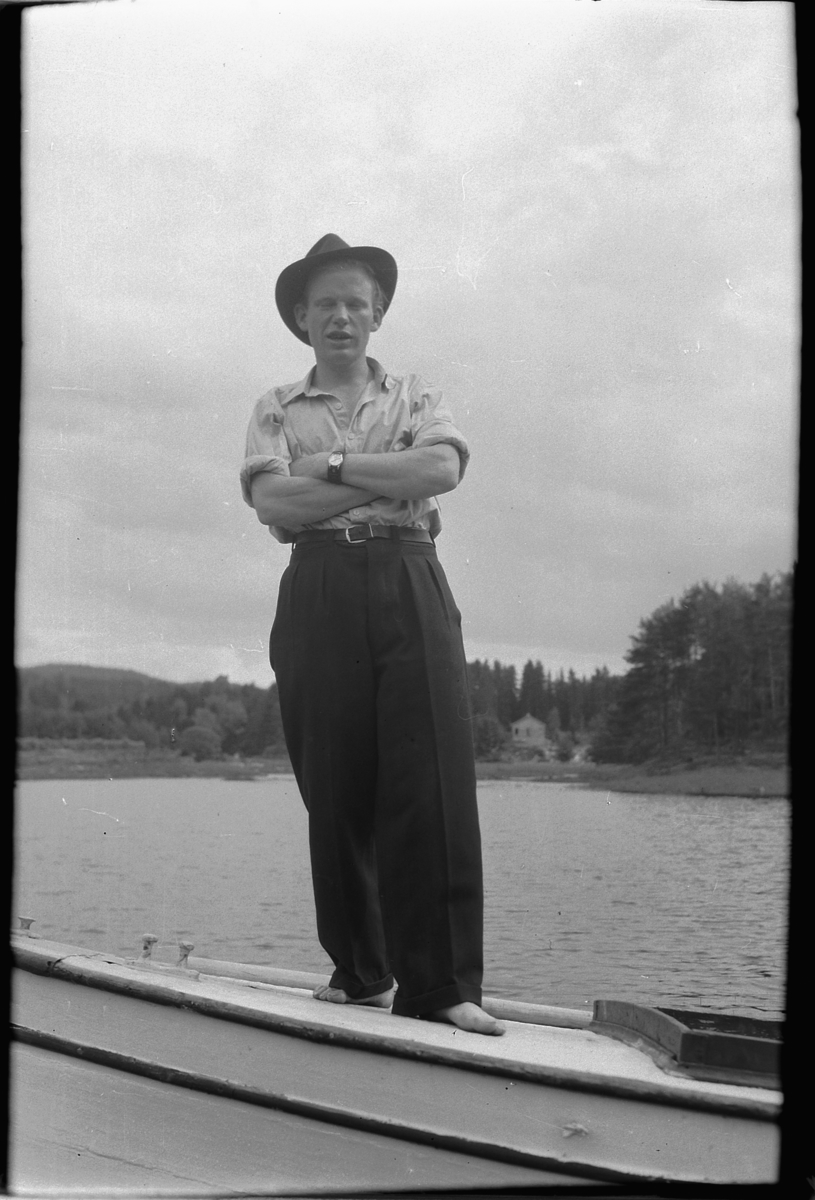 Håkon Prestkværn, Ukjent mann,hatt, på en båt.