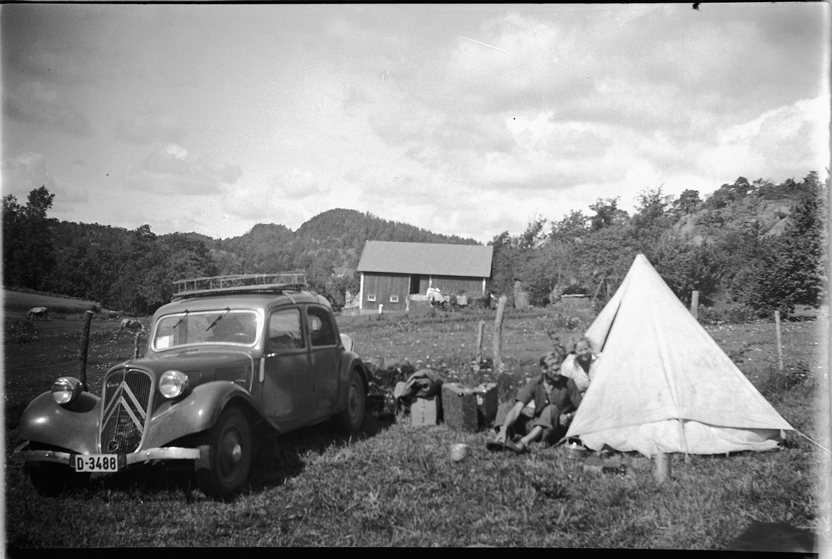 Håkon Prestkværn, Citroën, personbil, D-3488, 1936 modell, baggasje, ferietur,telt, camping. ukjente. Forhjulsdreven Citroën som var i produksjon ca. 1934-55, på femtitallet med utbygd koffert som denne ikke har. I Hvem eier bilen 1948 står D-3488 som Citroën personbil på Even Engh, Brøtum, årsmodell ikke oppgitt.