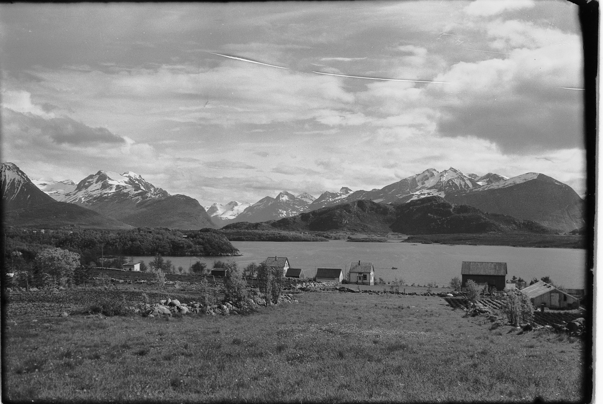 Håkon Prestkværn, Ukjent fjellandskap med hus ved fjorden. Romsdalen?