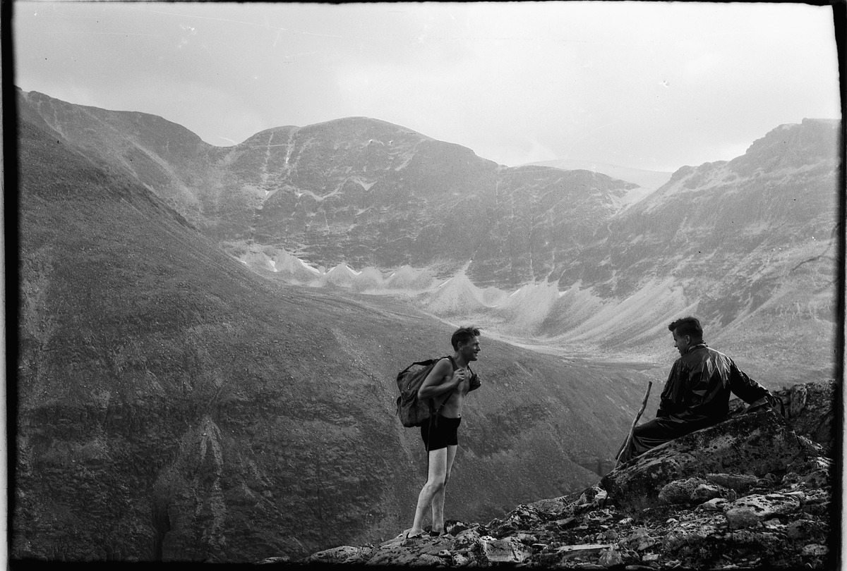 Håkon Prestkværn, Fjellandskap med to turgåere, fjelltur, fottur, ryggsekk, Rondane, utsikt. Fotokonvolutt mrk. "Rondane"