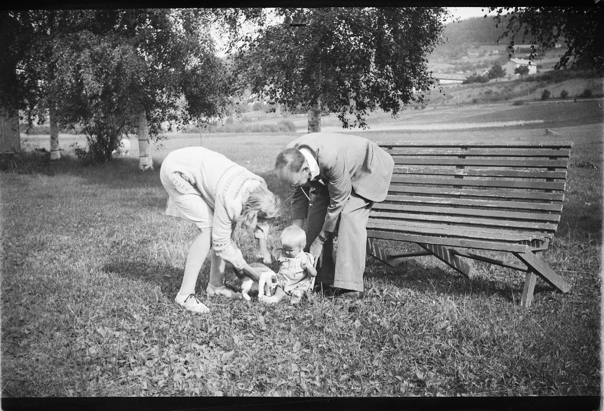 Håkon Prestkværn, Ukjent kvinne og mann med en baby og katt. Fotokonvolutt mrk. "Reppe m.m."