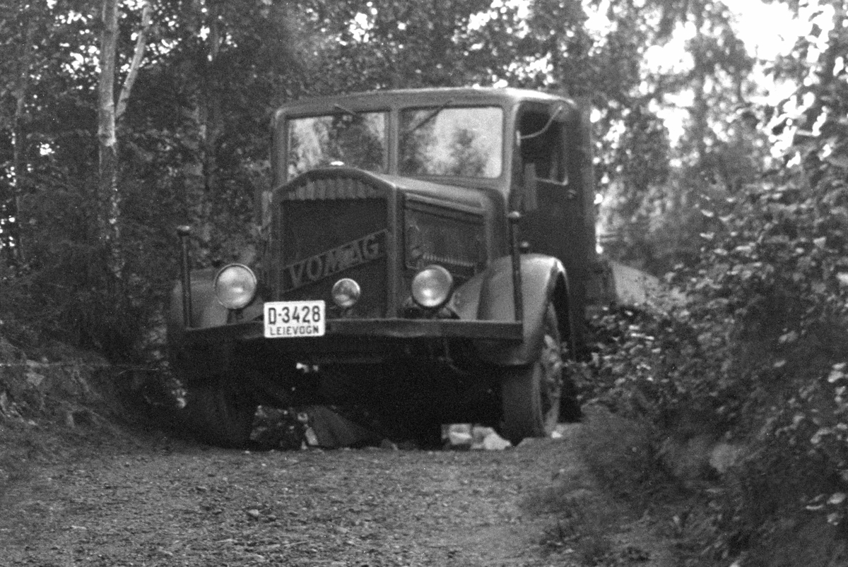 Håkon Prestkværn, VOMAG LASTEBIL (TYSK BILMERKE). D-3428. EIER: OLE BRÆNDEN, RING (1948).