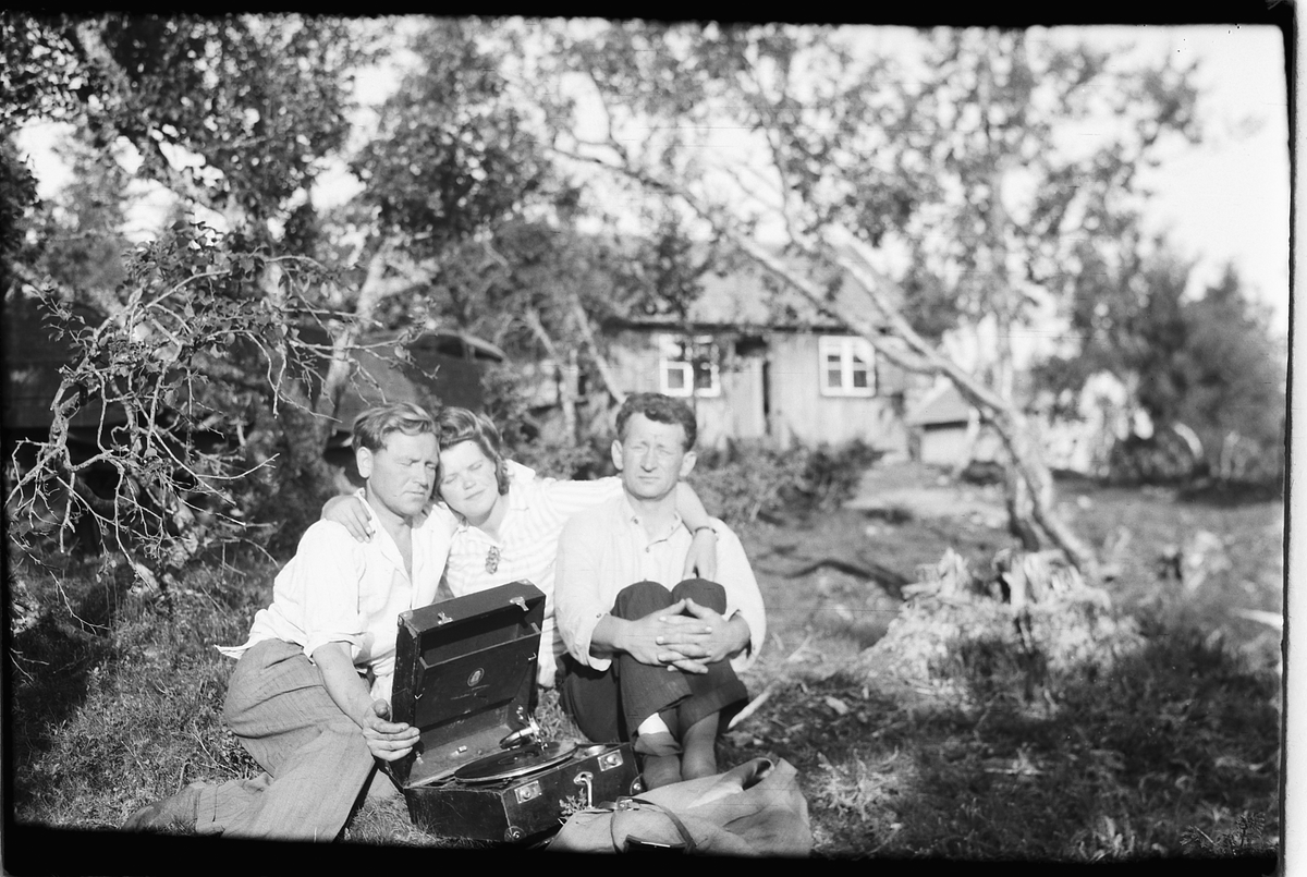 Håkon Prestkværn, To menn og ei kvinner med en grammofon. Ljøsheim 1948. T. v Håkon Prestkværn.