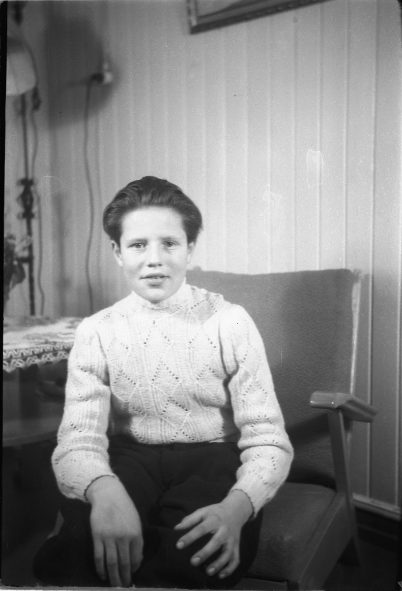 Håkon Prestkværn, Interiør, stue. Ukjent gutt i en stol. Fotokonvolutt mrk. "Thore Bårdseth julen 48"