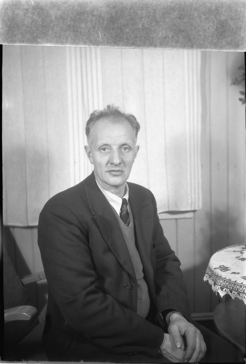 Håkon Prestkværn, Interiør, stue. Ukjent mann. Fotokonvolutt mrk. "Thore Bårdseth julen 48"