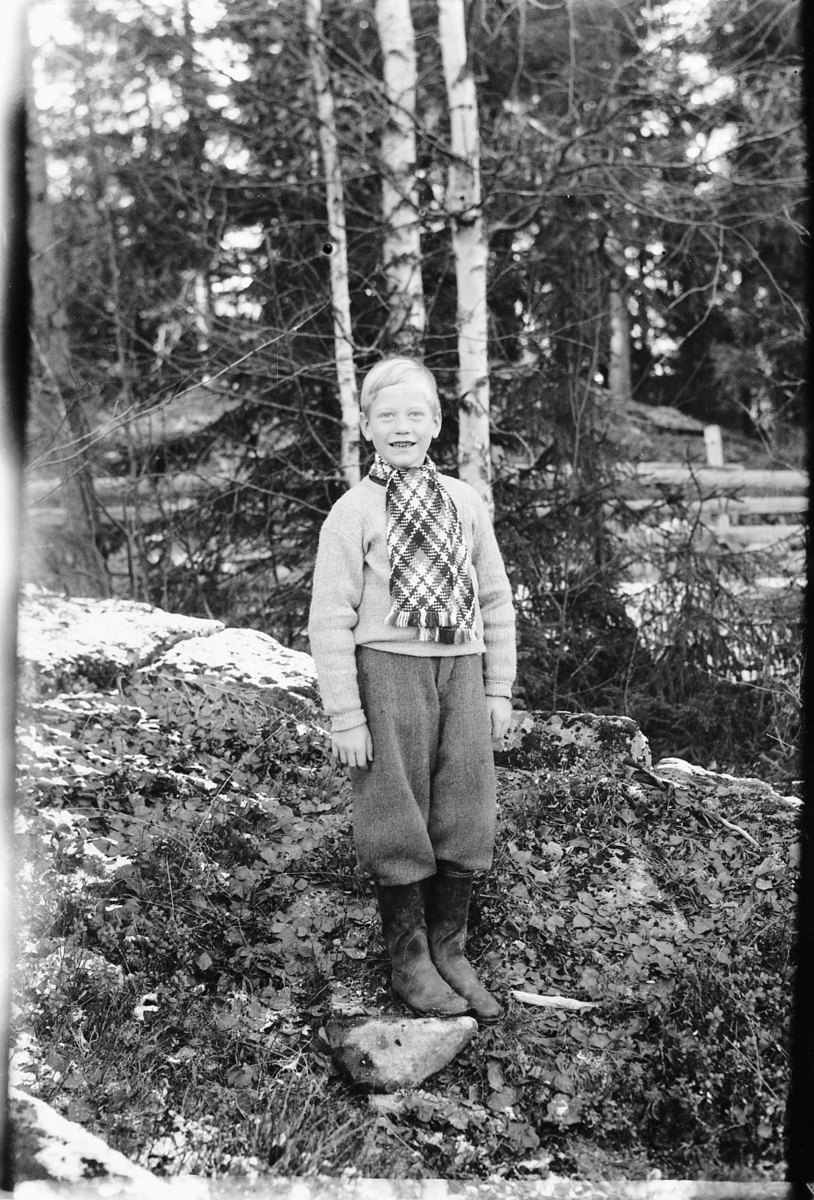 Håkon Prestkværn, Ukjent gutt i skogen. Fotokonvolutt mrk. "Jarle Olsen okt. 1948"