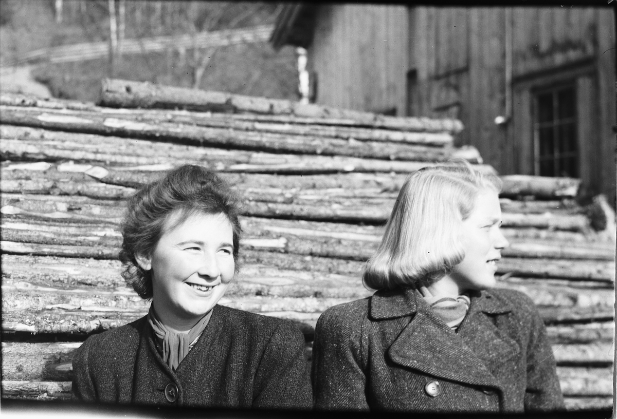 Håkon Prestkværn, To ukjente kvinner. Fotokonvolutt mrk. "Frknr. Hagen slutten april 1948"