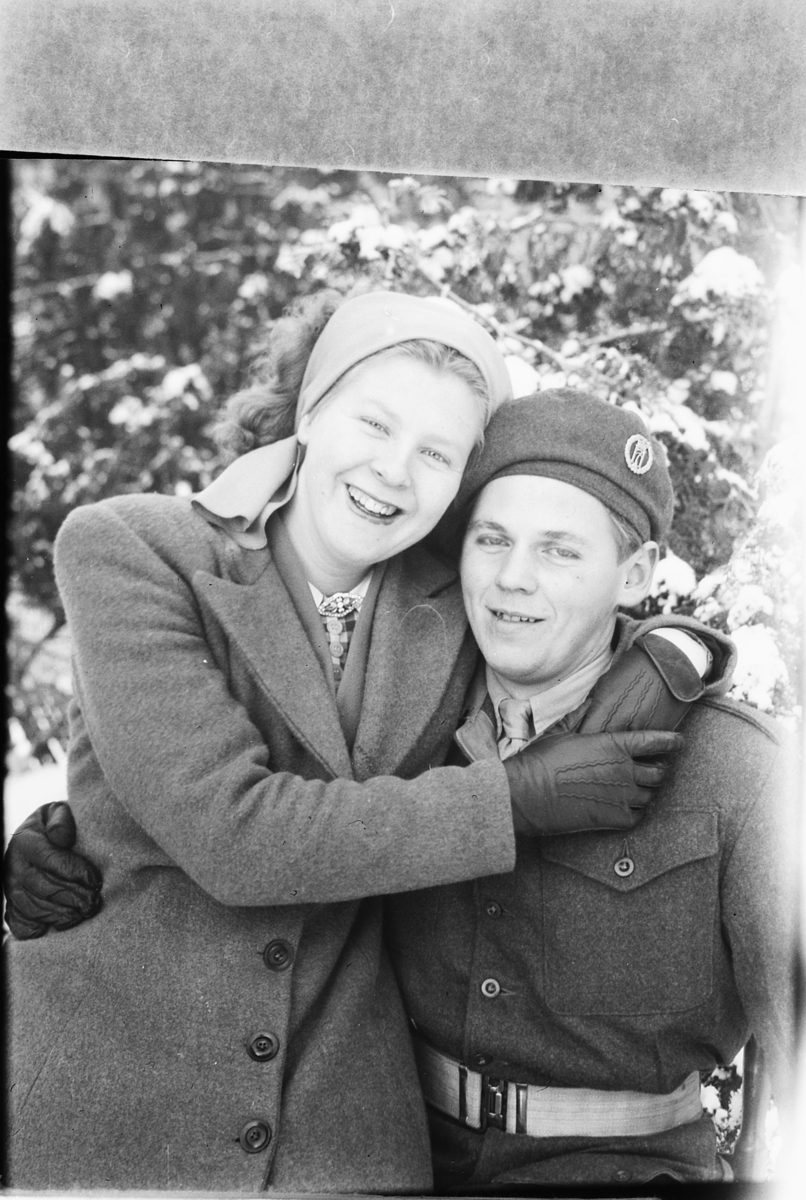 Håkon Prestkværn, Ukjent kvinne og mann i uniform.
