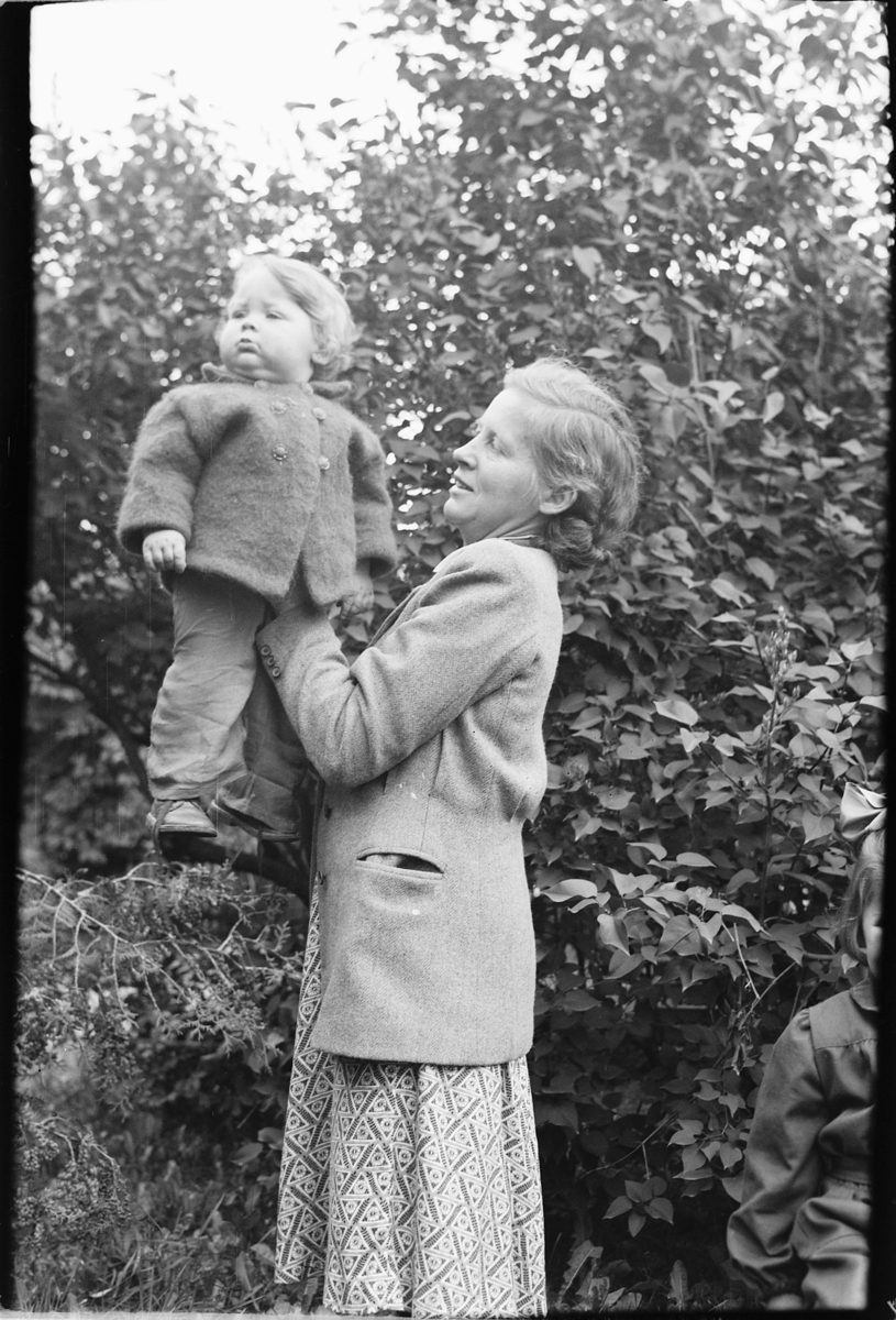 Håkon Prestkværn, Ingrid Bjørge, Moelv, med sønnen Trond Bjørge.