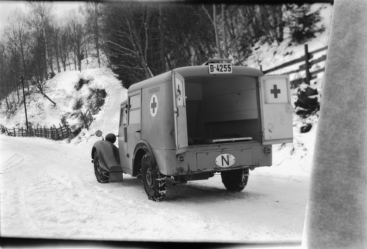 Håkon Prestkværn, FØRSTE SYKEBIL I MOELV, D-4255. AMBULANSE, RØDE KORS. , VINTER MED KJETTINGER.