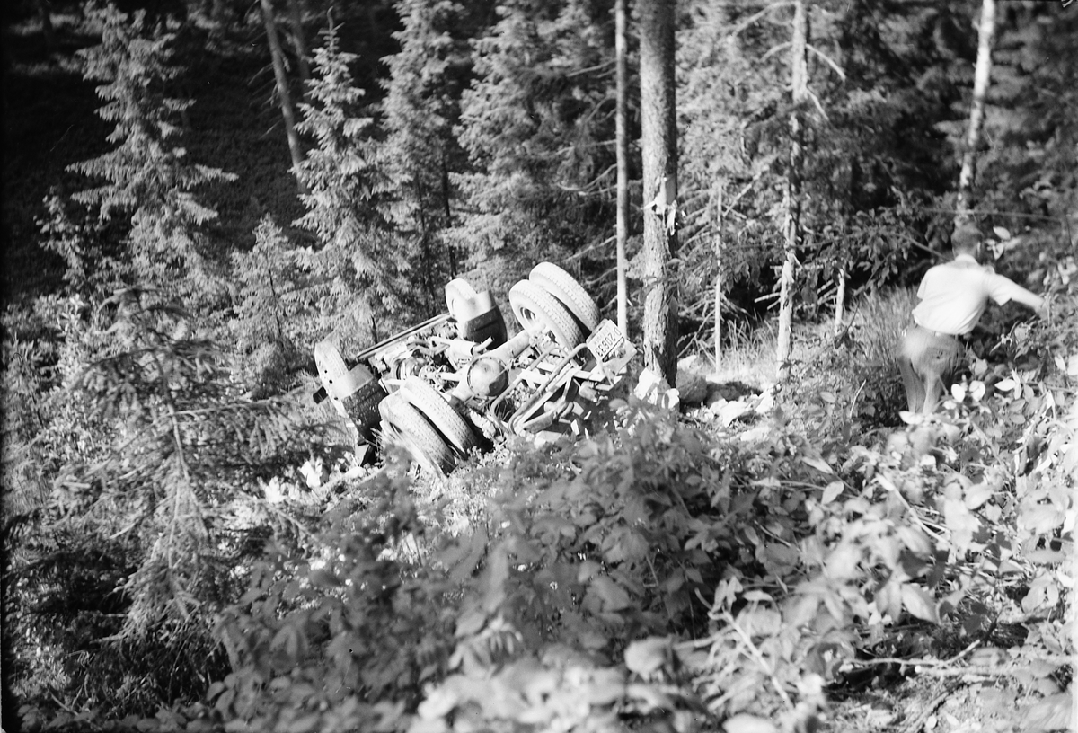 Håkon Prestkværn, Bilulykke. En lastebil har veltet på taket i en skråning. Juli 1951