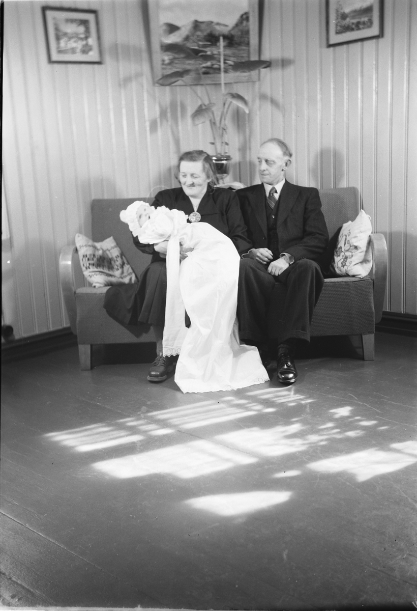 Håkon Prestkværn, Familiegruppe, ukjente, barnedåp på Smikkerud, april 1951.