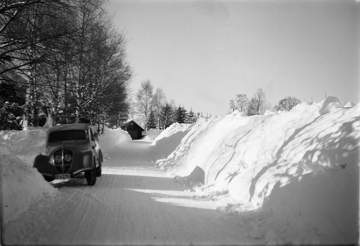 Håkon Prestkværn, Bil på vintervei med brøytekanter. Bilen er en Peugeot reg. nr. D-4376. Snøplogkanter, "snøvinteren" 1951,