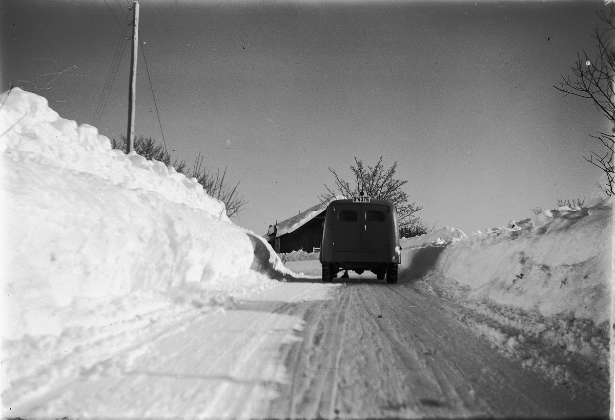 Håkon Prestkværn, Bil på vintervei med brøytekanter. Bilen er en Peugeot reg. nr. D-4376. Snøplogkanter, snøvinteren 1951,