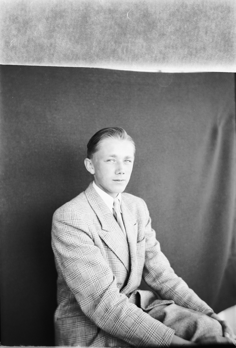 Håkon Prestkværn, Martinus (?) Berg, Brøttum. Mann i dress.