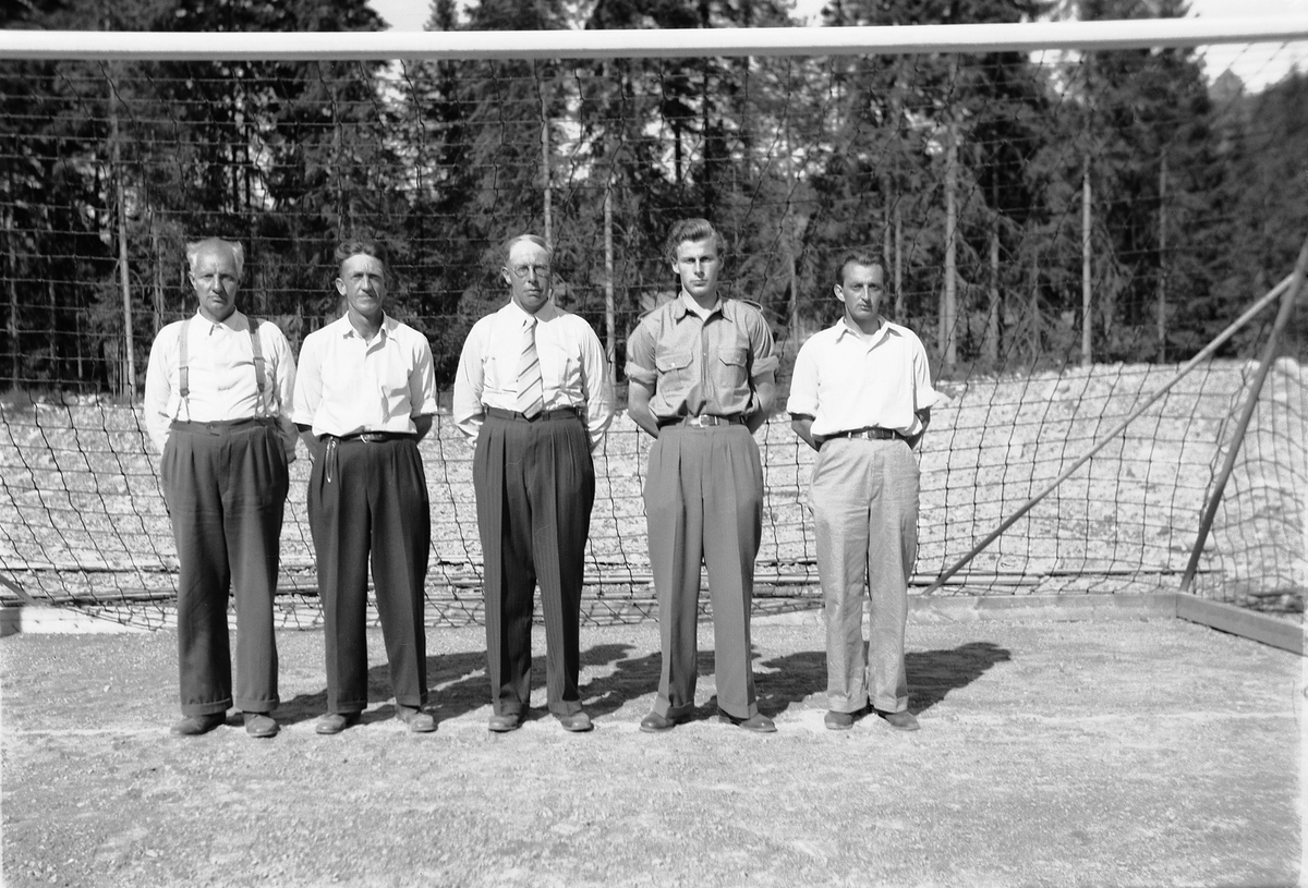 Håkon Prestkværn, Fem ukjente menn foran et fotballmål.