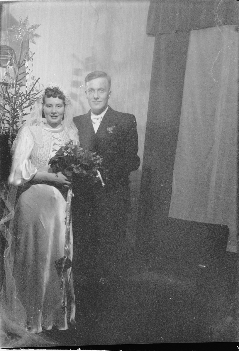 Håkon Prestkværn, Bryllup. Brudeparet ved et juletre.