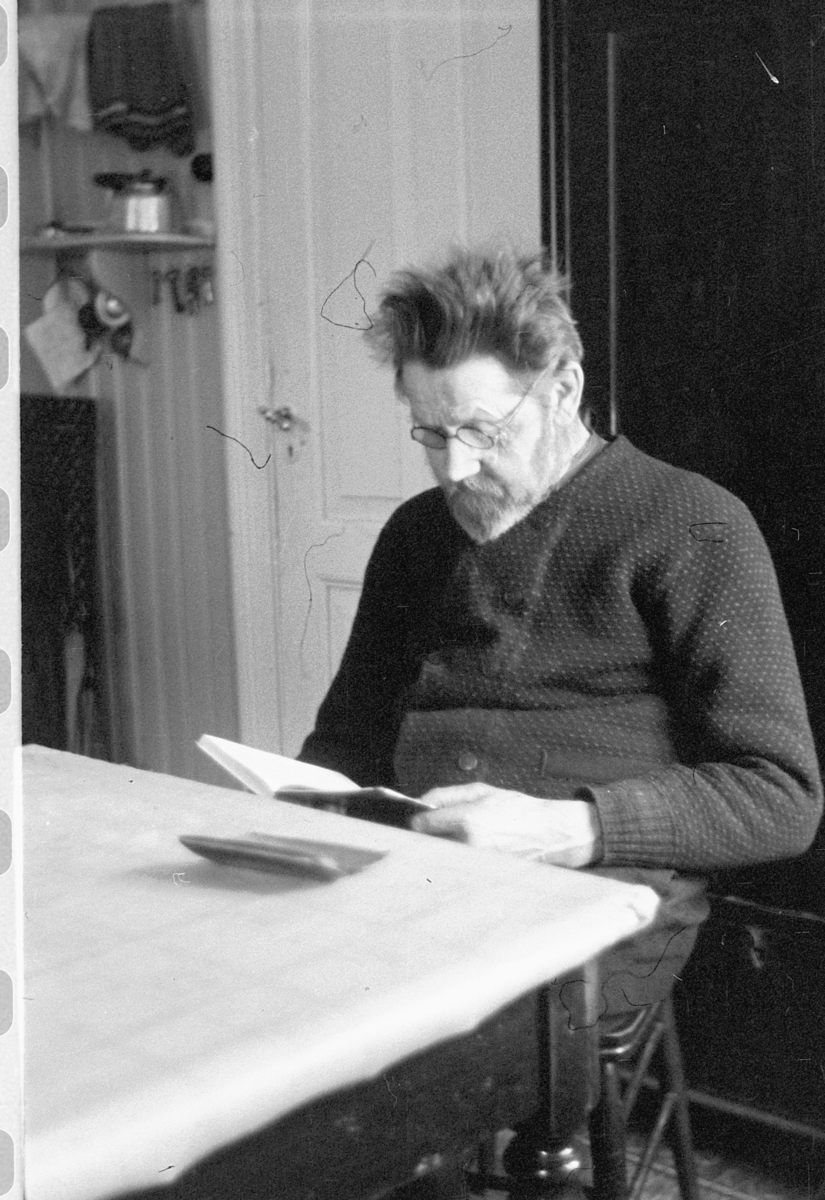 Håkon Prestkværn, Kristian Prestkværn leser bok.