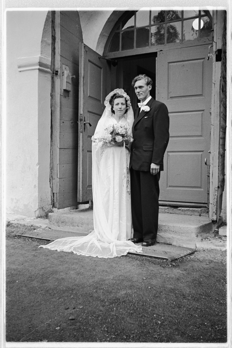 Håkon Prestkværn, Bryllup. Brudepar på kirketrappa til Ringsaker kirke.