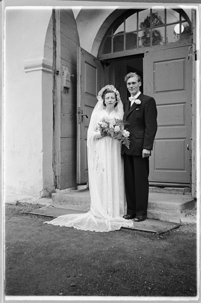 Håkon Prestkværn, Bryllup. Brudepar på kirketrappa til Ringsaker kirke.