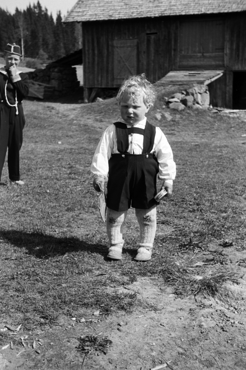 Håkon Prestkværn, Liten gutt på et gardstun.