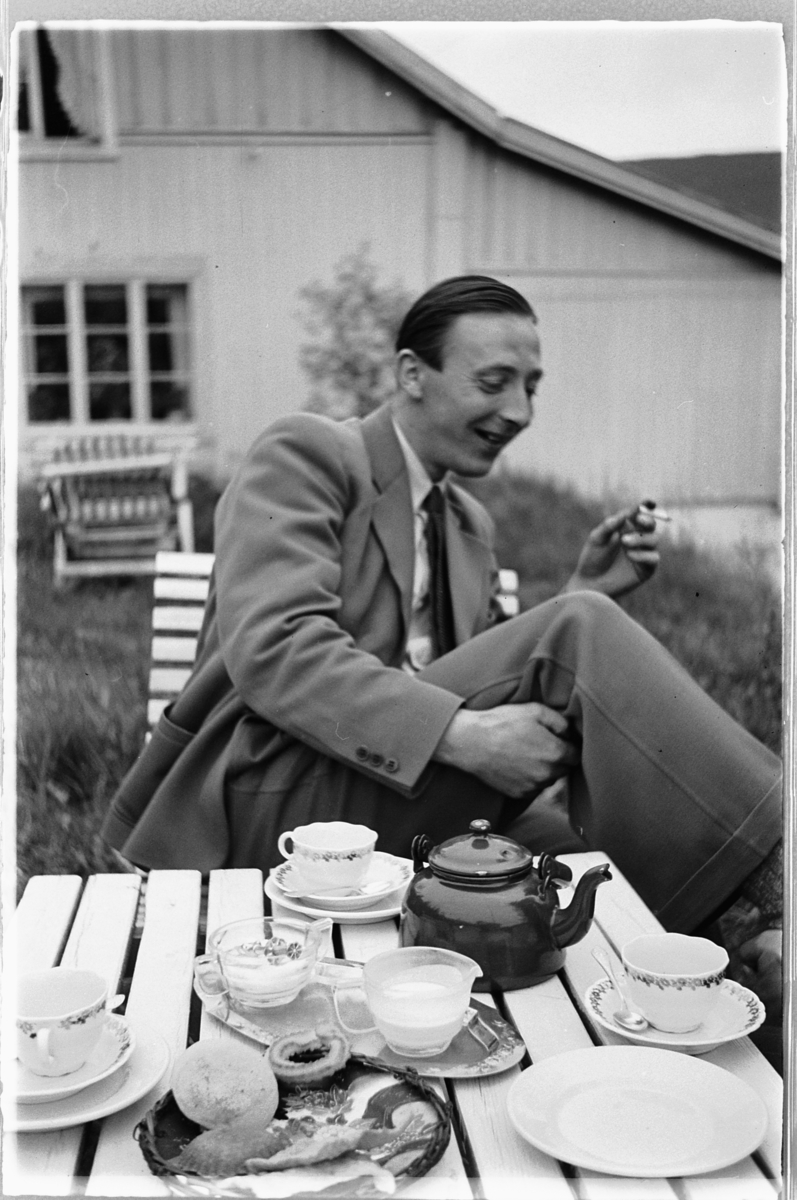 Håkon Prestkværn, Ukjent mann ved dekket bord med kaffeservise og kaffekjele.