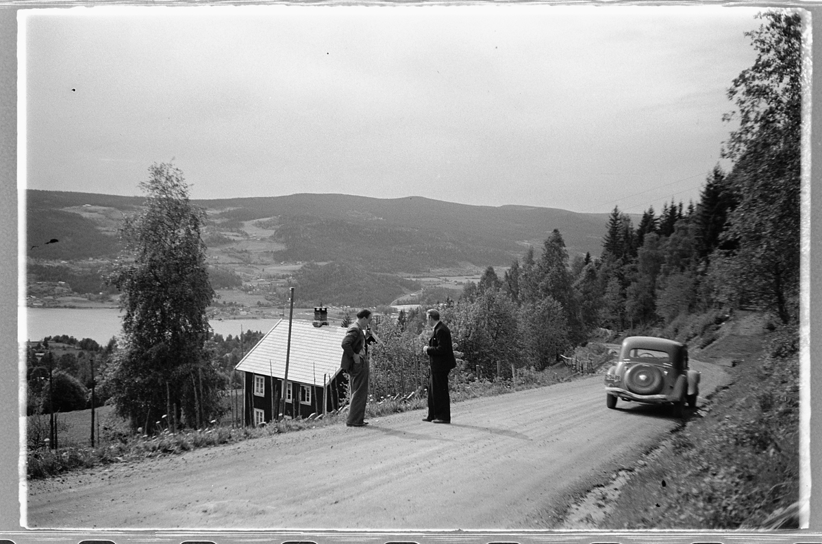 Håkon Prestkværn, Ukjent landskap. To menn på en vei ved en bil.