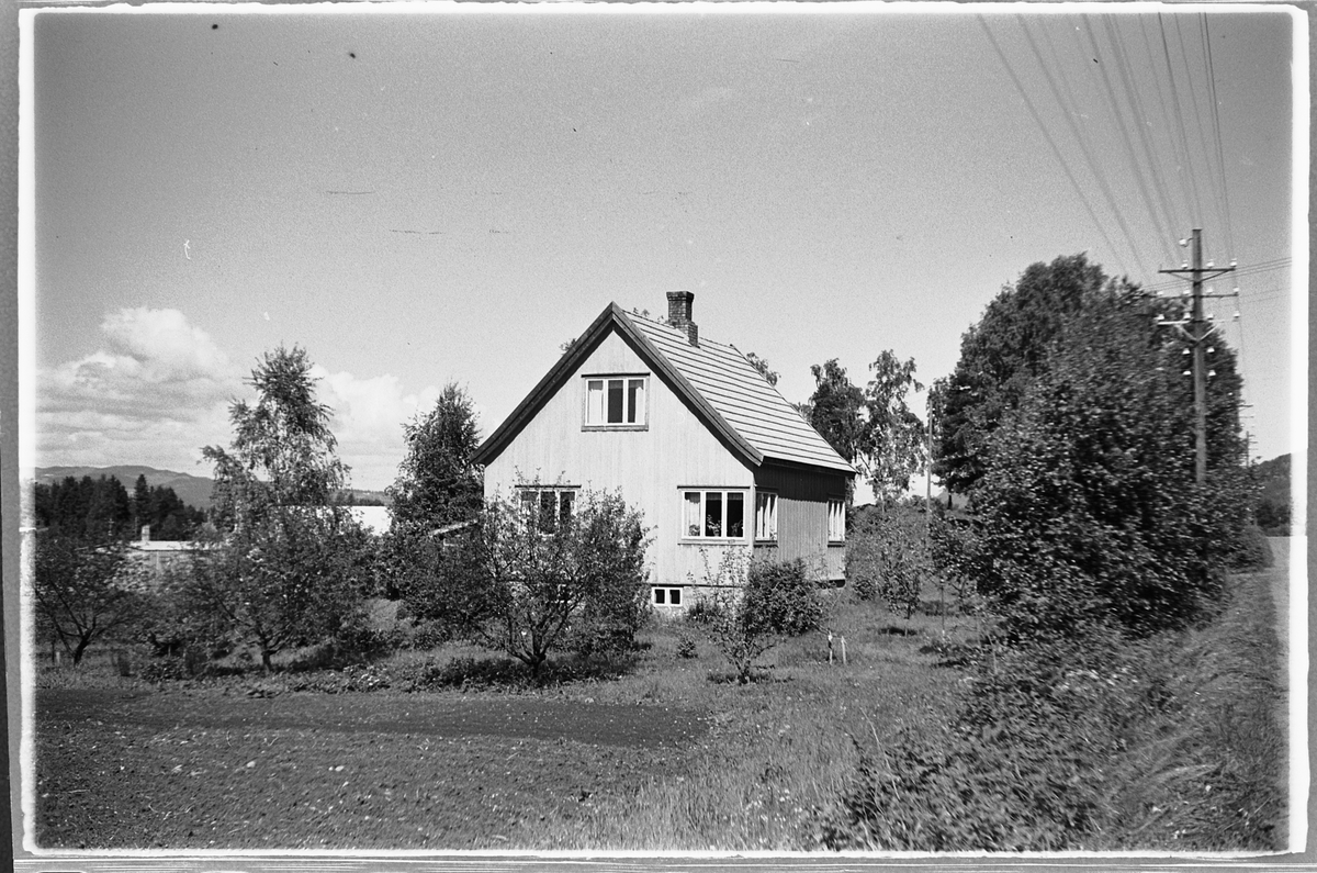 Håkon Prestkværn, Hus med hage. Huset ligger langs Storgt i Moelv, nord for sykehuset, like før Aardals gartneri.