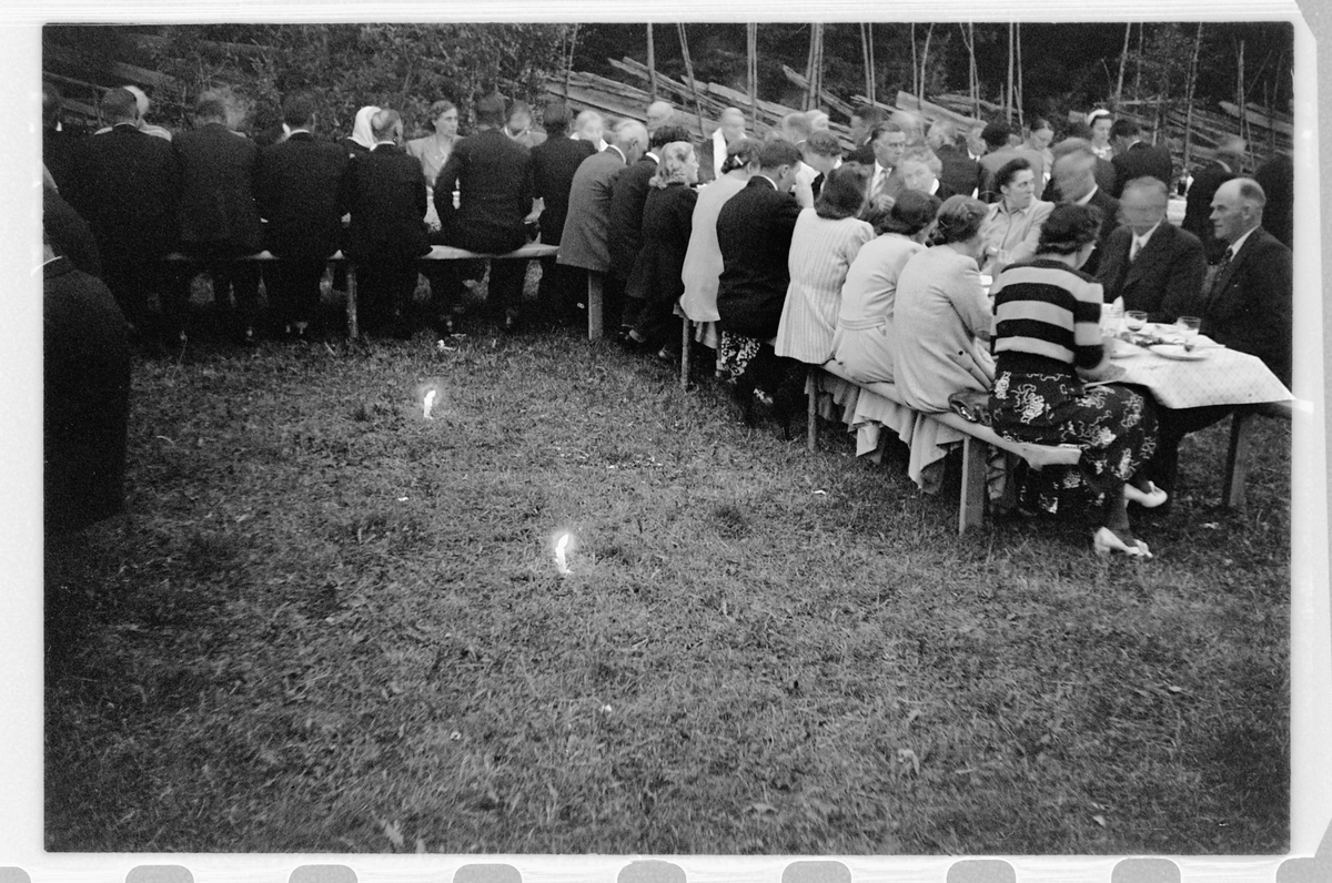 Håkon Prestkværn, Eksteriør, hage. Stor gruppe mennesker samlet rundt dekket bord.